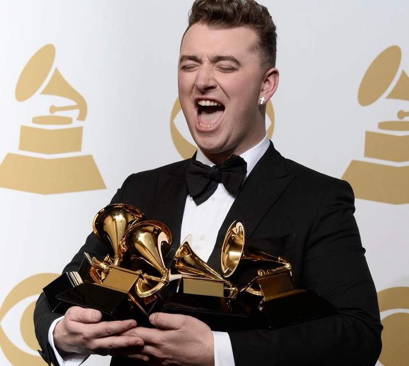 Sam Smith miał podczas ceremonii Grammy wiele powodów do radości. Piosenkarz zdobył aż 4 statuetki: za piosenkę roku i nagranie roku za utwór "Stay with Me", dla najlepszego nowego artysty i za najlepszy popowy album roku