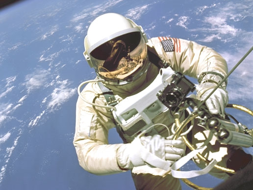 Ed White nad Hawajami, misja Gemini 4, czerwiec 1965