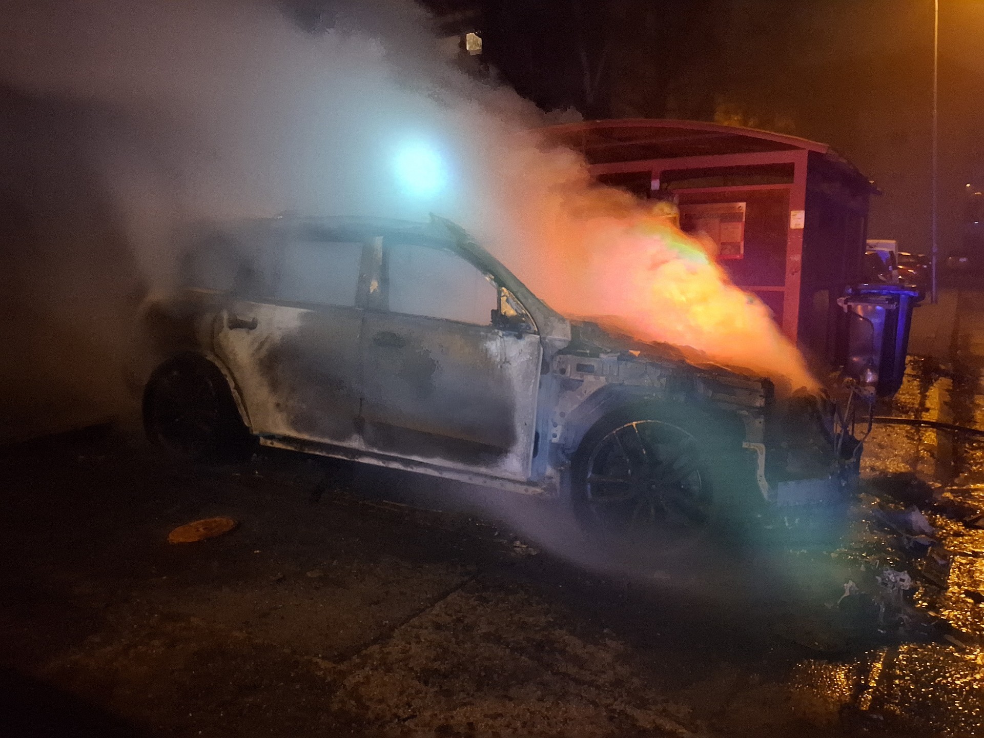 Hasiči zasahovali pri požiari auta v Dunajskej Strede.