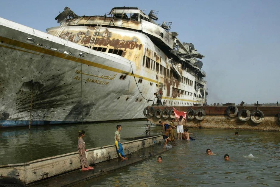 Iračka luka Basra 2003. godine: jedina luka sa dubokom vodom u zemlji posle rata iz 1991. i više godina sankcija postala je mesto skladištenja napuštenih brodova | Foto: AFP via Getty Images