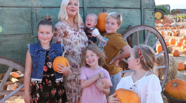 Tori Spelling, és az ő TÖKéletes családja.