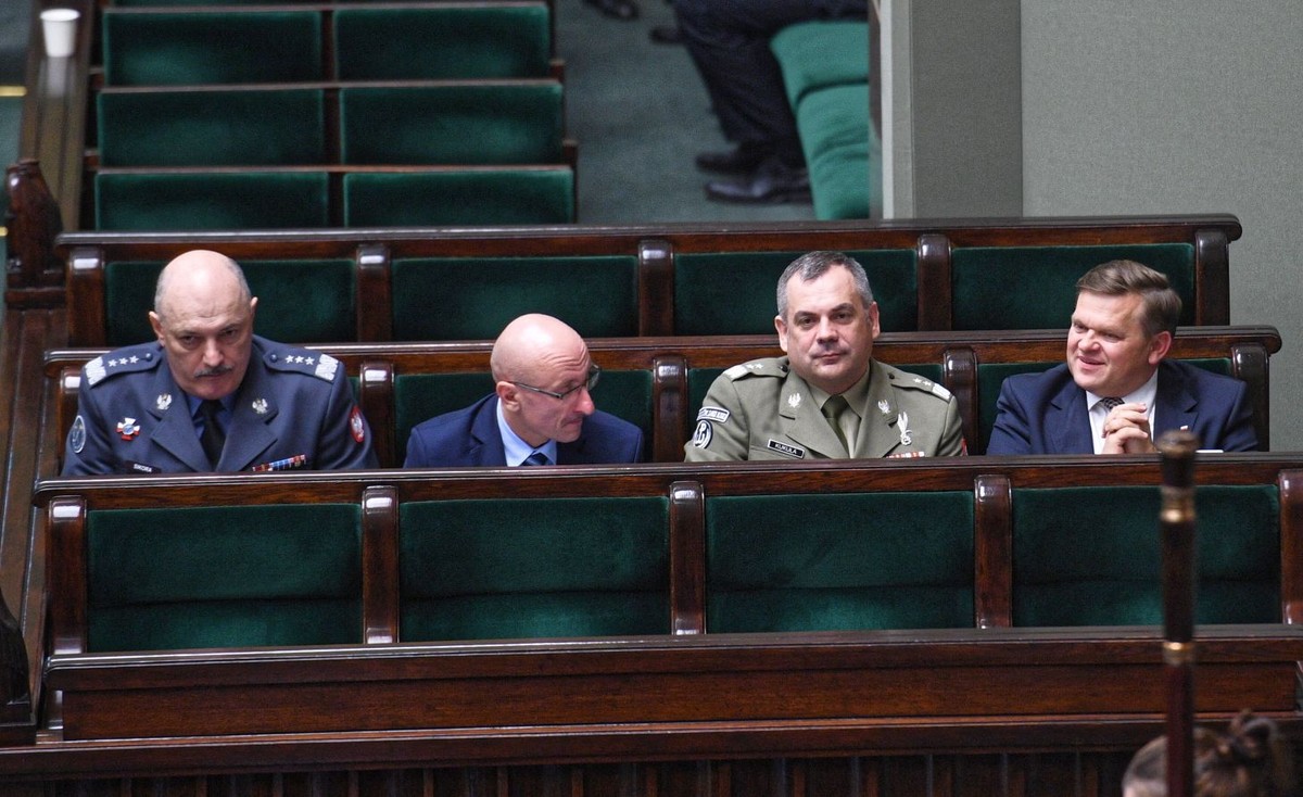 Wiceminister obrony narodowej Wojciech Skurkiewicz (P), I zastępca szefa Sztabu Generalnego Wojska Polskiego generał broni Michał Sikora (L), zastępca Szefa Oddziału Postępowań Administracyjnych DK MON płk Paweł Żydowo (2L) i dowódca Wojsk Obrony Terytorialnej generał dywizji Wiesław Kukuła (2P) podczas drugiego dnia 69. posiedzenia Sejmu