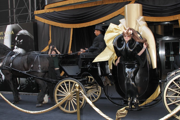 Lady GaGa podczas promocji swoich pierwszych perfum