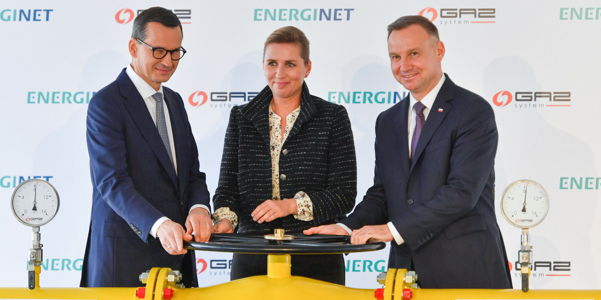 Uroczystość symbolicznego uruchomienia gazociagu Baltic Pipe w Budnie k. Goleniowa. Od lewej: premier Mateusz Morawiecki, premierka Danii Mette Frederiksen i prezydent Andrzej Duda. 27 września 2022 r.