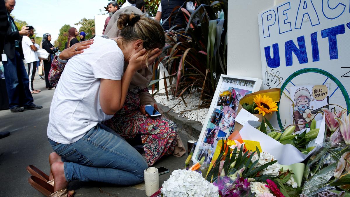 Kobieta płacząca po zamachach w Christchurch