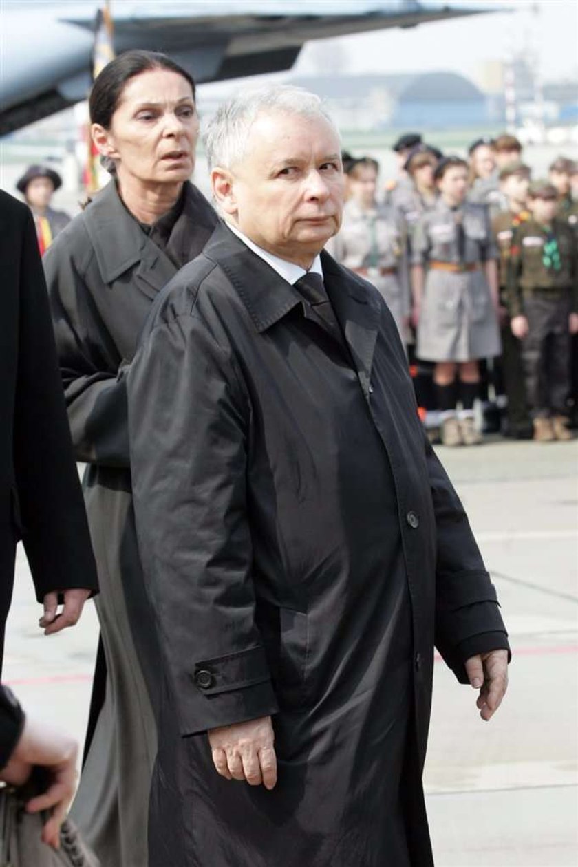 Kaczyński załamany, przyjaciele go pocieszają