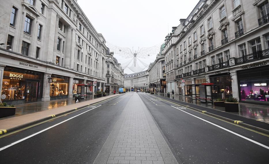 Teljesen kihalt London leghíresebb vásárlóutcája, a Regent Street is. A brit kormány szigorú lezárásokat vezetett be, hogy meggátolja az új vírusmutáció terjedését / Fotó: EPA/FACUNDO ARRIZABALAGA