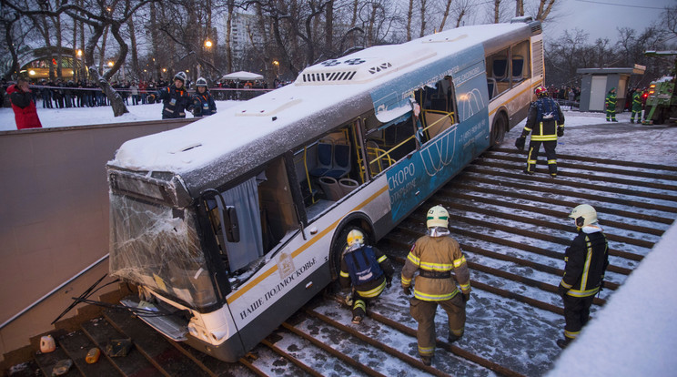 A busz elsöpörte, ami elé került a lépcsőn /Fotó: MTI