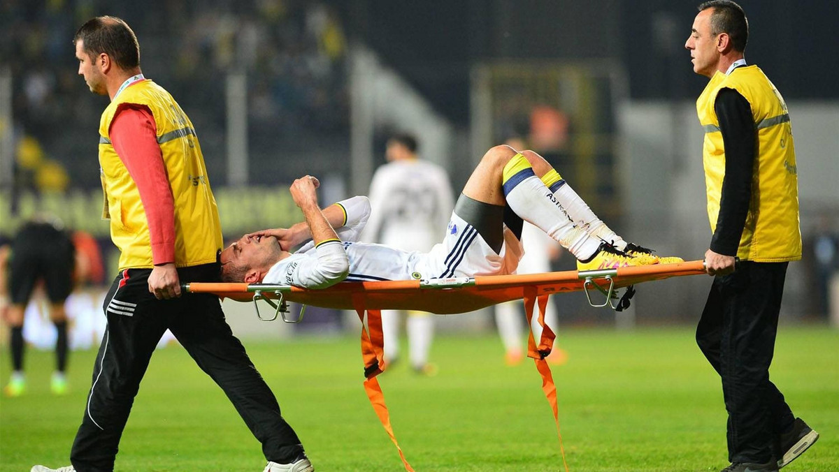 Robin van Persie doznał mrożącej krew w żyłach kontuzji podczas wygranego 3:1 spotkania Fenerbahce z Akhisarem Belediyespor w tureckiej Super Lig w niedzielę. Napastnik drużyny ze Stambułu doznał rozdarcia powieki.