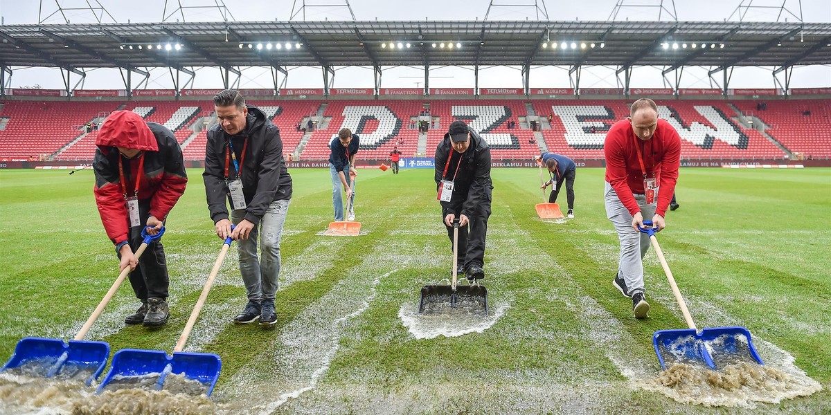 Mecz Widzew – Ruch odwołany. Boisko zamieniło się w basen.