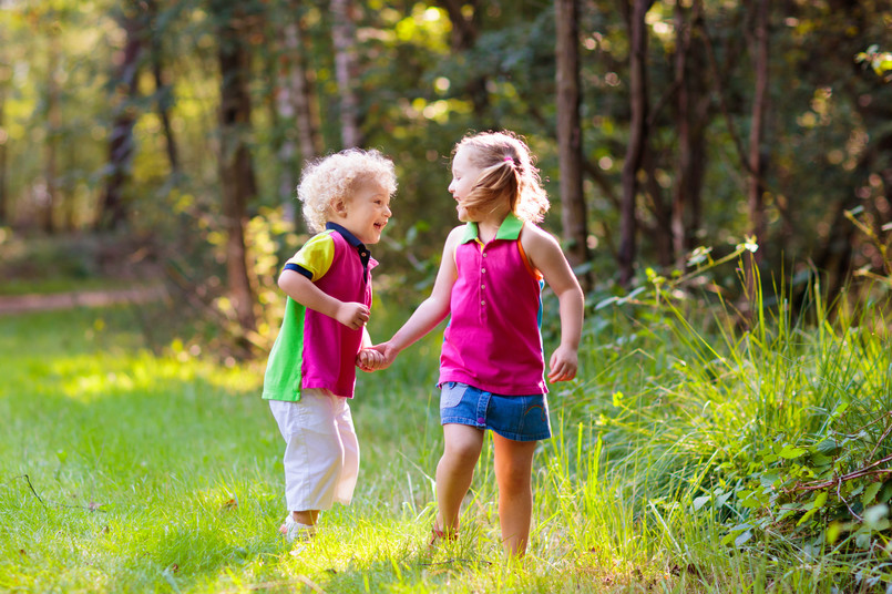Dziecko dzieci spray sprej na kleszcze las Children,Hiking,In,Forest,And,Mountains.,Kids,Play,Outdoor,In