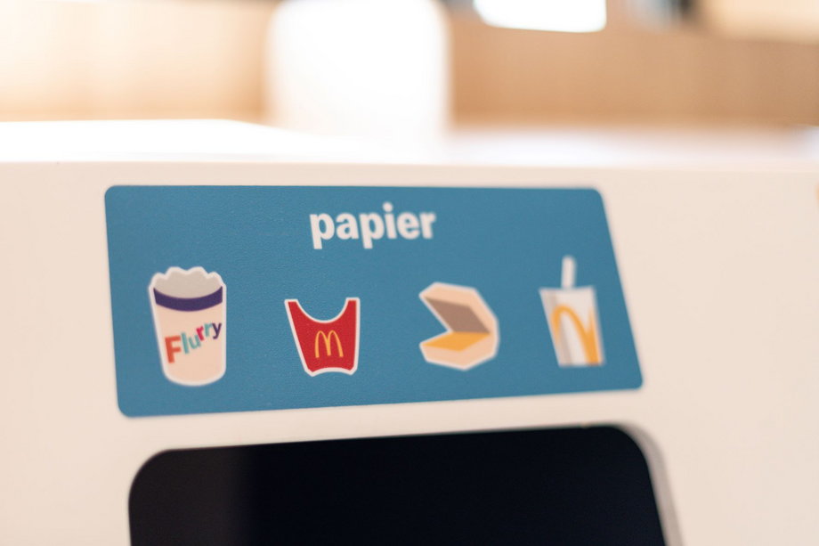 McDonald’s w Polsce wprowadził jasne zasady — niemal wszystkie restauracje sieci (poza tymi zlokalizowanymi w centrach handlowych) zostały wyposażone w kosze do segregacji odpadów. | Fot. Materiał Partnera