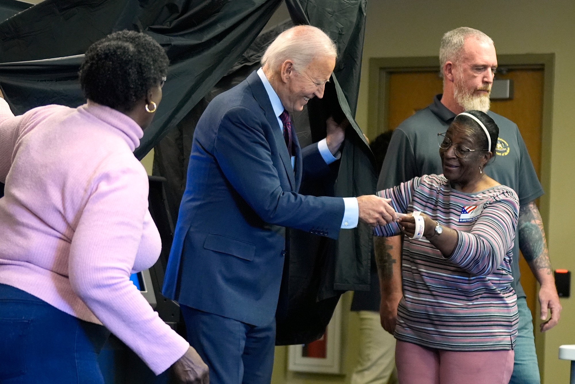 Americký prezident Joe Biden predčasne hlasoval v prezidentských voľbách.