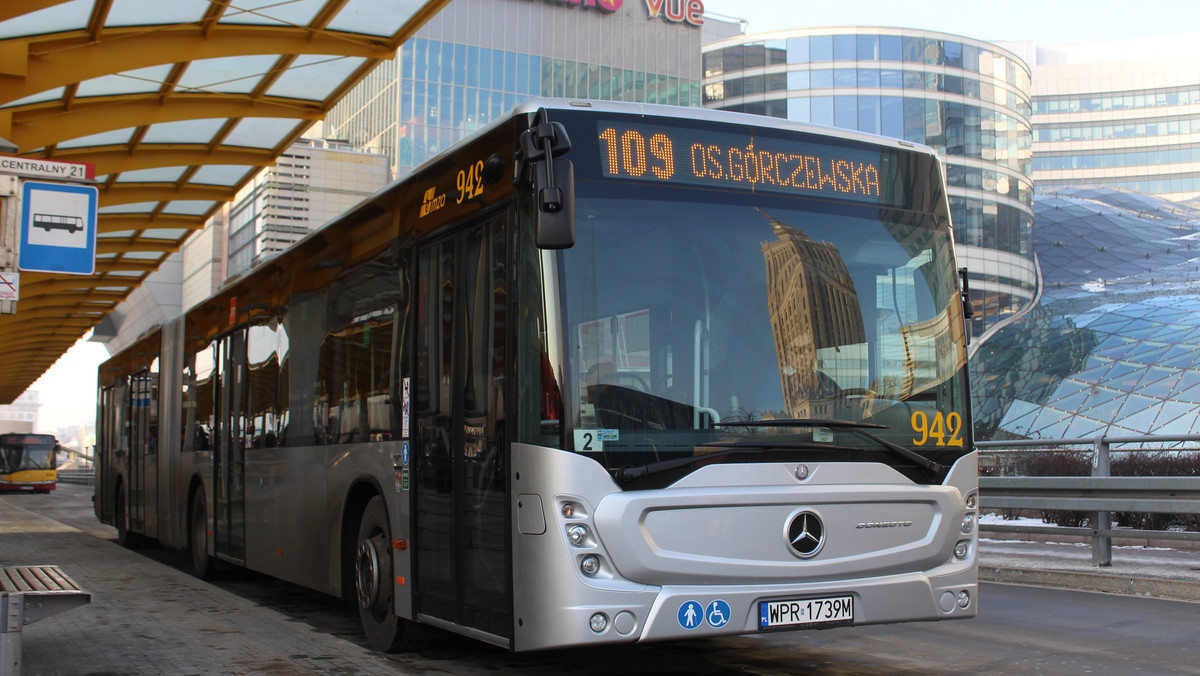 Będą niskopodłogowe, klimatyzowane, energooszczędne, wyposażone w biletomaty, elektroniczną informację pasażerską i monitoring wizyjny. Jeszcze w tym roku na ulicach Warszawy pojawi się 80 nowych autobusów marki Mercedes. Właśnie podpisano umowę na leasing takich pojazdów.