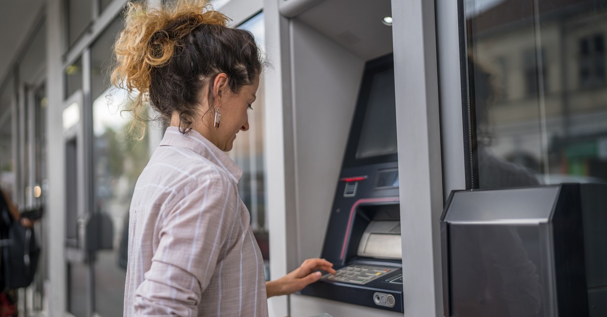 Trzeba wybierać pieniądze z kont. Apelują o to… banki. Musimy się przygotowywać na najgorsze?