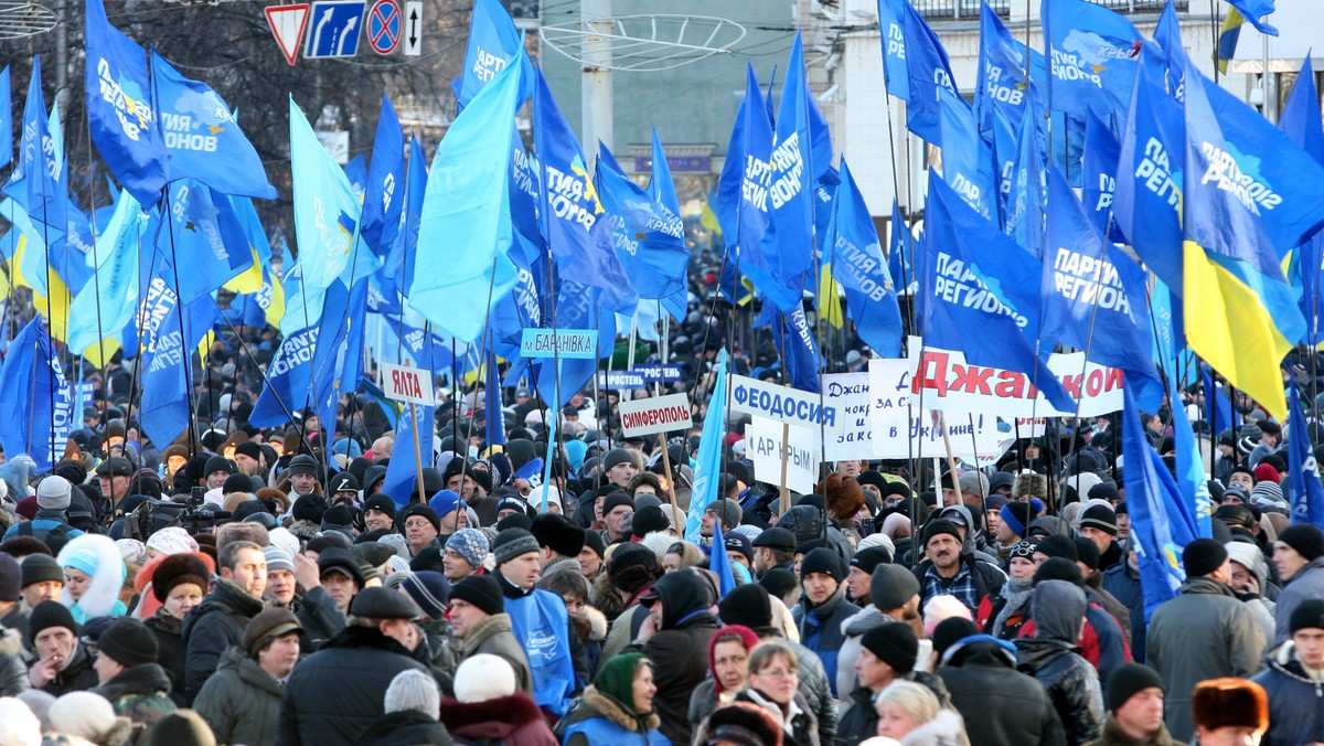 Plac Europejski w Kijowie opustoszał po zakończeniu demonstracji poparcia dla prezydenta Ukrainy Wiktora Janukowycza. Większość manifestantów w zwartych grupach udała się do autobusów i w kierunku dworca kolejowego. Niektórzy byli uzbrojeni w kije.