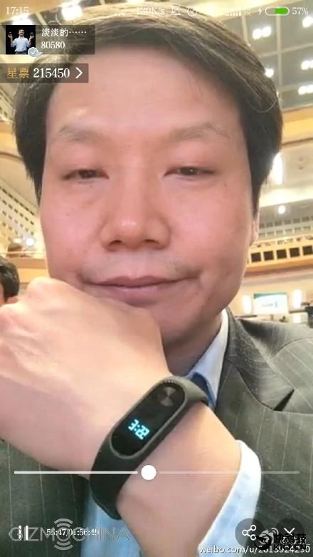 Xiaomi Mi Band 2 na nadgarstku Lei Juna