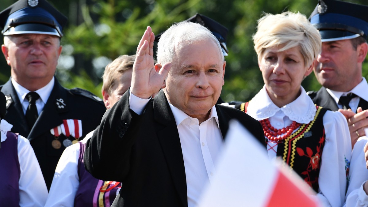 PiS i Zjednoczona Prawica skupia się na spotkaniach z wyborcami w formacie "pikników rodzinnych". Pierwszy, z udziałem prezesa PiS, odbył się w niedzielę w miejscowości Gózd (woj. mazowieckie). W najbliższy weekend odbędą się kolejne spotkania, tym razem nie w jednej miejscowości, ale w całej Polsce - podaje "Rzeczpospolita".