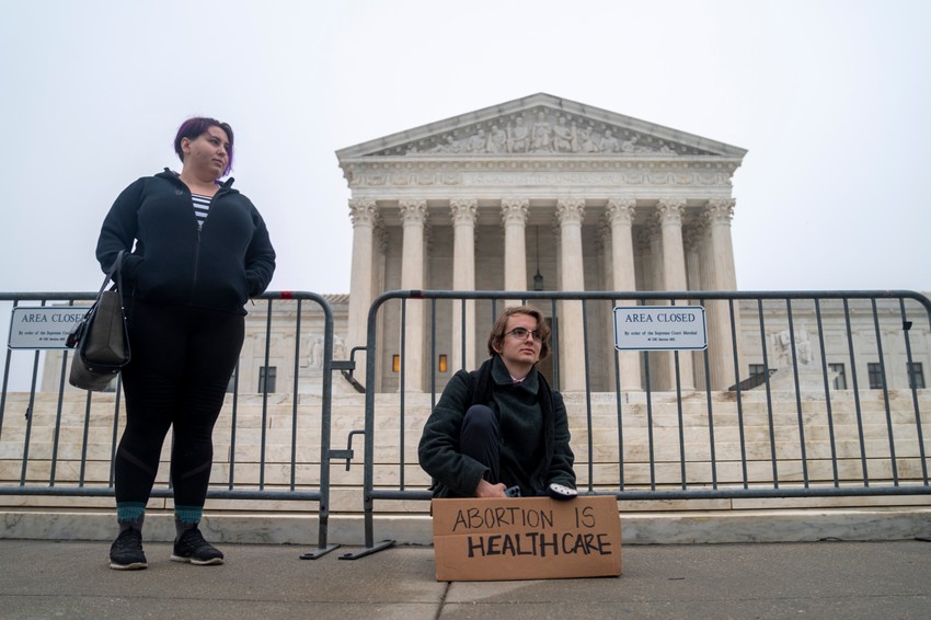 Protest ispred Vrhovnog suda zbog mogućeg poništavanja presude o abortusima
