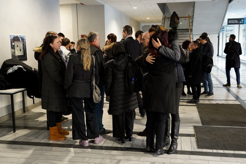 Porodice žrtava pucnjave u OŠ "Vladislav Ribnikar" u Palati pravde pred početak suđenja 