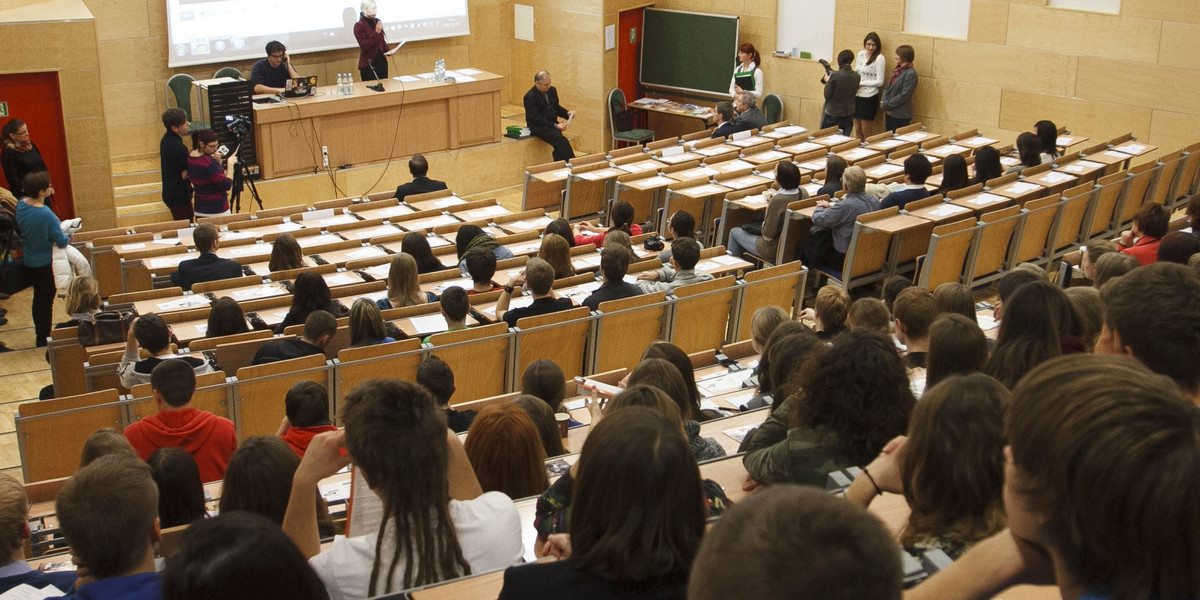 Studenci ratują psy.