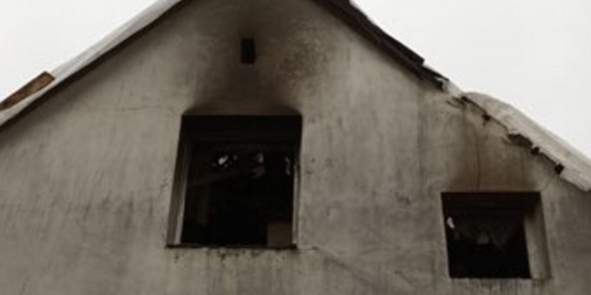 W miejscowości Wioska pod Toruniem w wyniku groźnego pożaru poddasza w domu jednorodzinnym 10-latka zmuszona została do skoku z wysokości około pięciu metrów.