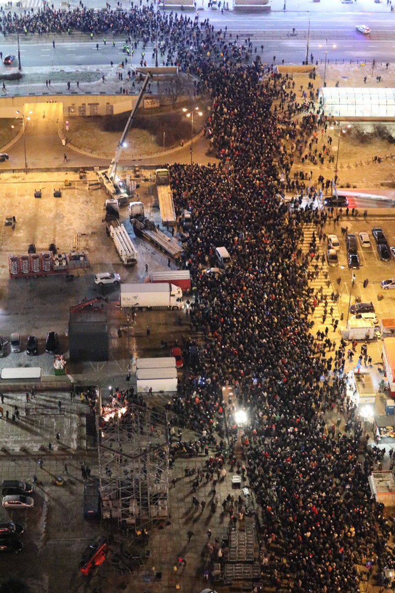 Pod hasłem "Stop Nienawiści" w poniedziałek wieczorem przeszedł ulicami Warszawy marsz milczenia. W manifestacji, na której dominowała atmosfera smutku po śmierci prezydenta Gdańska Pawła Adamowicza, wzięło udział tysiące osób, w tym politycy różnych ugrupowań. W proteście wzięły udział tysiące osób, obecny był m.in. prezydent stolicy Rafał Trzaskowski i lider PO Grzegorz Schetyna; swoją obecność zapowiadali wcześniej także politycy PiS. "Chciałem bardzo podziękować za obecność tutaj i chciałbym powiedzieć tylko jedno - że dzisiaj nie ma właściwie słów na to, co się stało. Nasze myśli są w tej chwili z rodziną i przyjaciółmi prezydenta Pawła Adamowicza" - powiedział Trzaskowski. Na marszu dominowała atmosfera smutku i zadumy, śmierć prezydenta Adamowicza uczczono minutą ciszy, a także odśpiewaniem "Mazurka Dąbrowskiego". Wiele osób trzymało w dłoniach zapalone znicze, pojawiły się też tabliczki z napisami "Stop agresji" i "Dość propagandy". W rozmowie z dziennikarzami protestujący przeciwko przemocy wyrażali żal z powodu śmierci prezydenta Gdańska i apelowali o przeciwdziałanie mowie nienawiści.