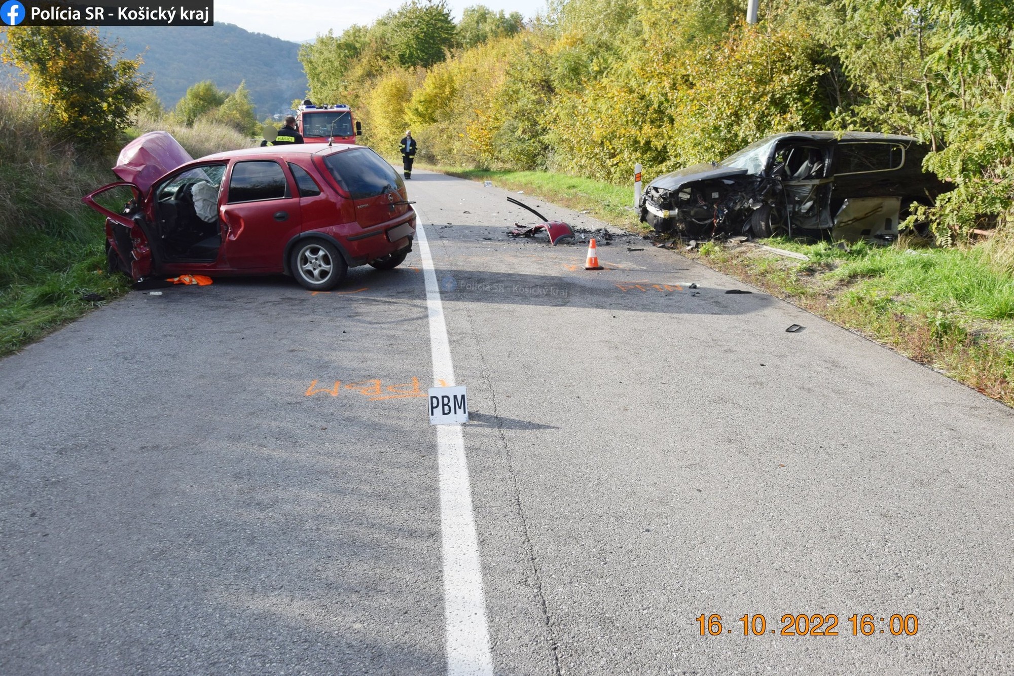 Pri zrážke áut pri Bukovci sa ťažko zranili dvaja mladíci.