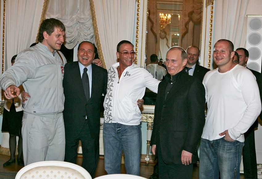 Ruski borac Aleksander Emelijanenko, Silvio Berluskoni, Van Dam, Putin i Fedor Emelijanenko u Sankt Peterburgu 2007.