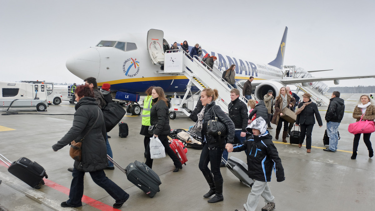 Port Lotniczy Lublin, wybudowany w podlubelskim Świdniku, został uroczyście otwarty w poniedziałek. Pierwszy samolot rejsowy przyleciał z Londynu. Inwestycja pochłonęła 400 mln zł, z czego 144,5 mln zł to dotacja ze środków unijnych.