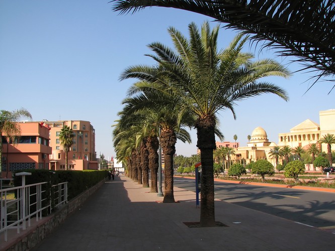 Marrakesz – jakie miasto oprócz Casablanki przychodzi Wam do głowy myśląc o Maroku? Zapewne Marrakesz. Jest to jedno z większych marokańskich miast, niezwykle piękne, z licznymi zabytkami i atrakcjami turystycznymi. Jednak stolicą Maroka jest miasto Rabat, które pomimo swojej atrakcyjności i wpisania miasta na listę światowego dziedzictwa UNESCO nie jest szeroko znany turystom z całego świata.