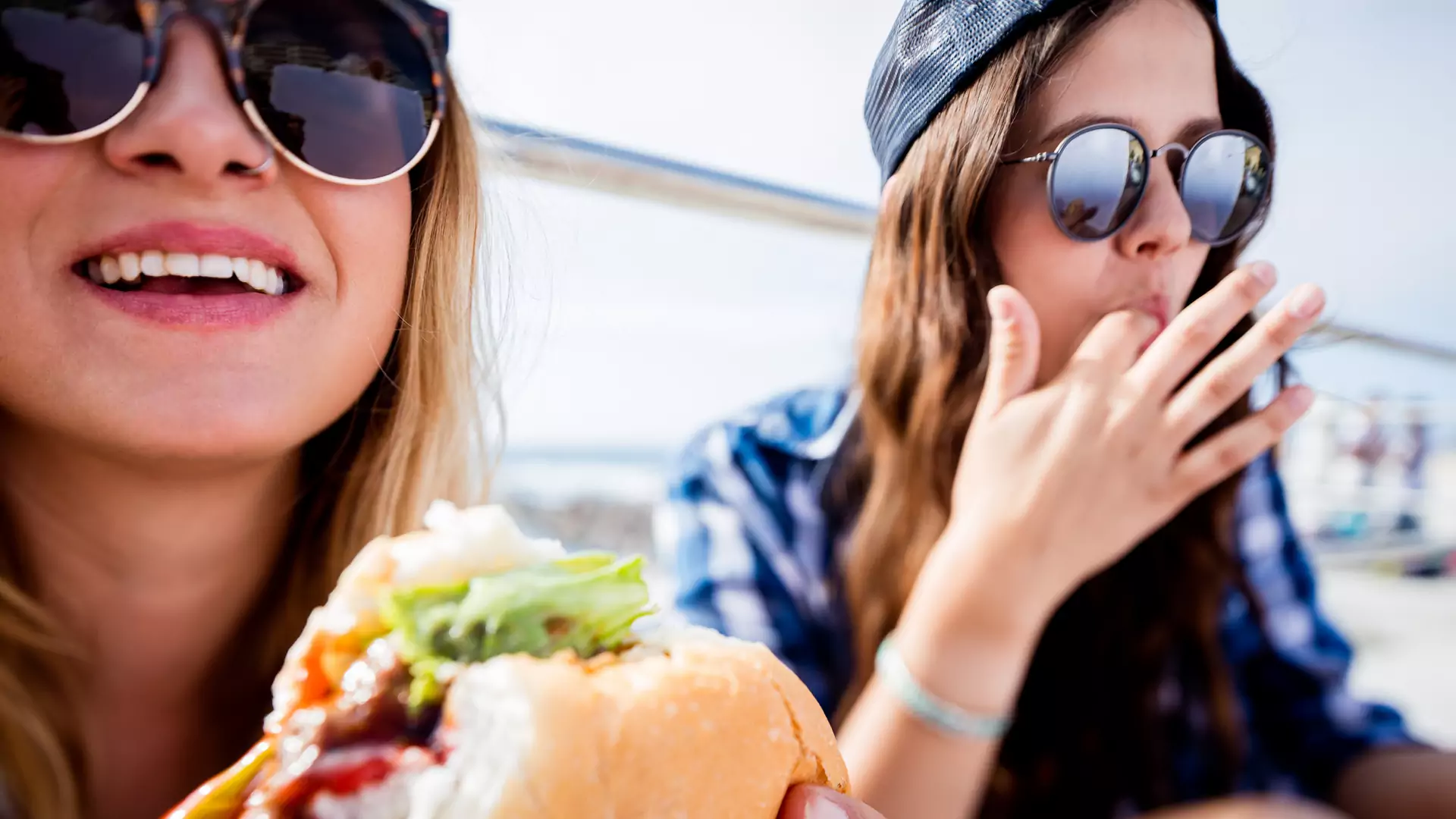 Naukowcy twierdzą, że zamawiamy niezdrowe jedzenie, aby nie sprawić przykrości znajomym