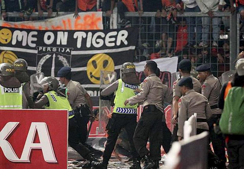 Masakra podczas meczu Persija Jakarta – Sriwijaya. Nie żyje policjant