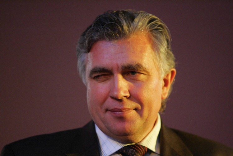 <b>10. Antoni Ptak</b> - jego majątek jest szacowany na <b>1,9 mld zł.</b>
<br>
<br>
Ptak majątek zdobył na handlu - prowadził ogólnopolską sieć hurtowni spożywczych i tytoniowych, a 1993 roku stworzył Centrum Handlowe Ptak w Rzgowie (największe w Europie centrum handlu hurtowego i ­detalicznego).
<br>
<br>
Najbardziej znany jest jednak z licznych inwestycji w kluby piłkarskie. Był właścicielem ŁKS Łódź i Pogoni Szczecin, sponsorował też Lechię Gdańsk.