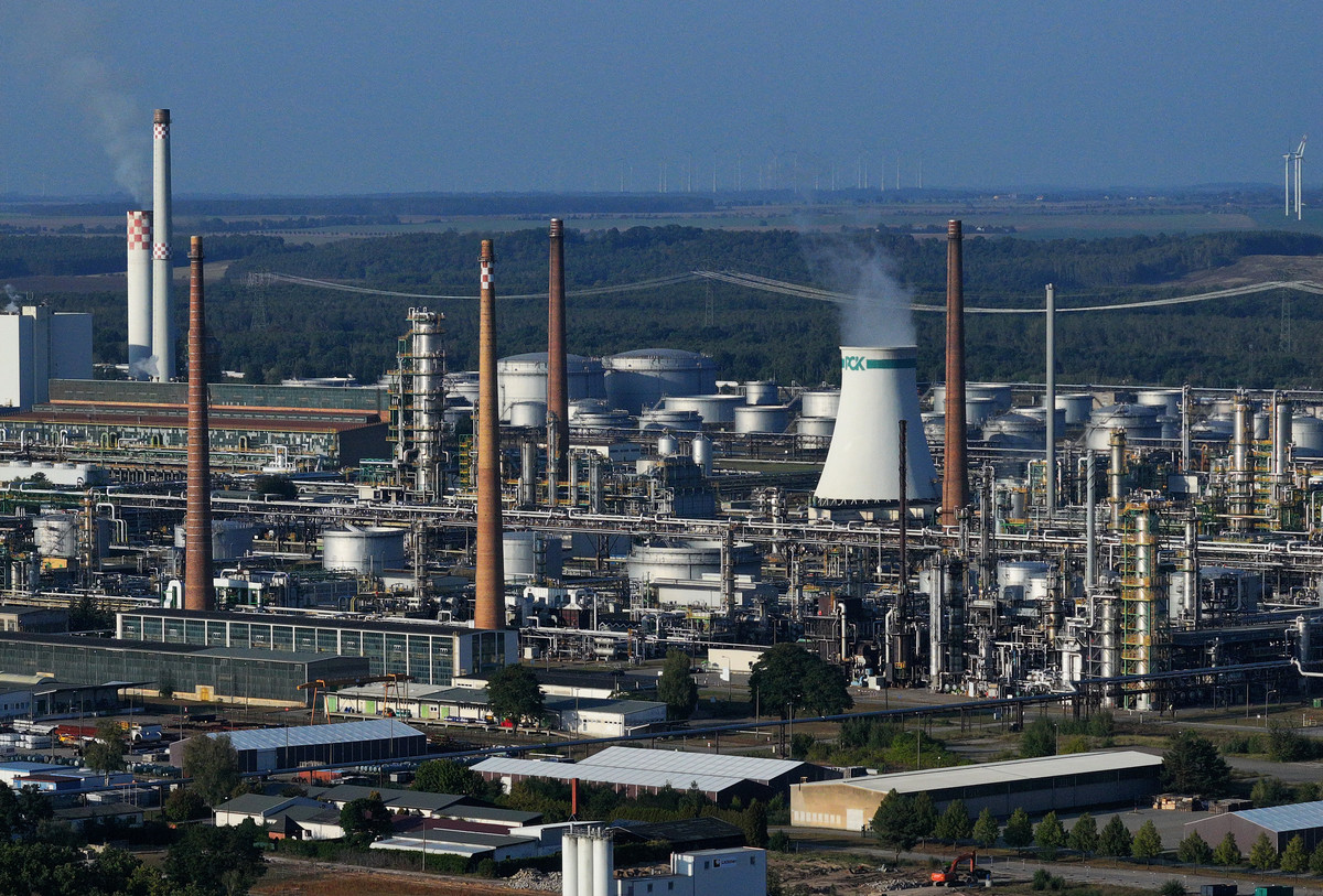 Niemiecka rafineria przy granicy z Polską na sprzedaż. Orlen zabiera głos