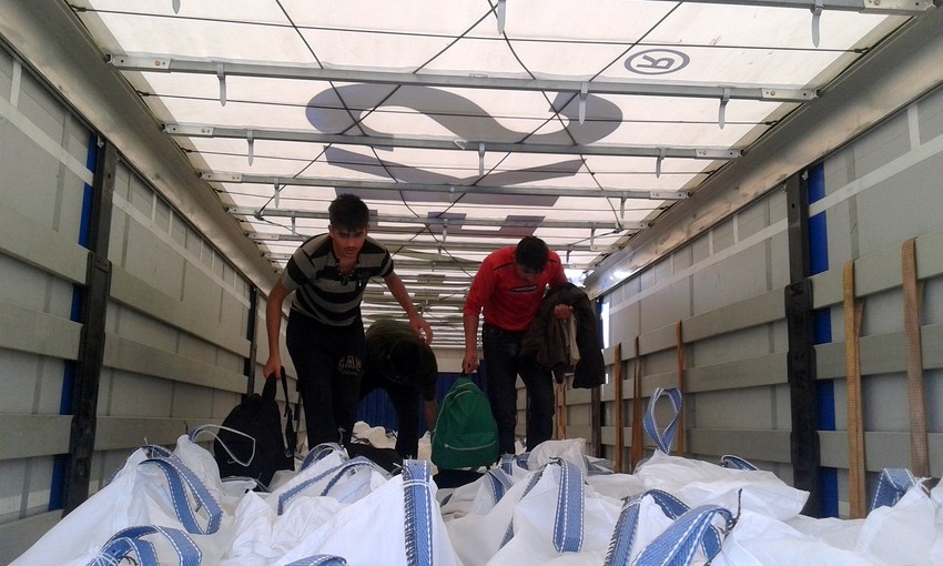 Otkriveni migranti napuštaju kamion