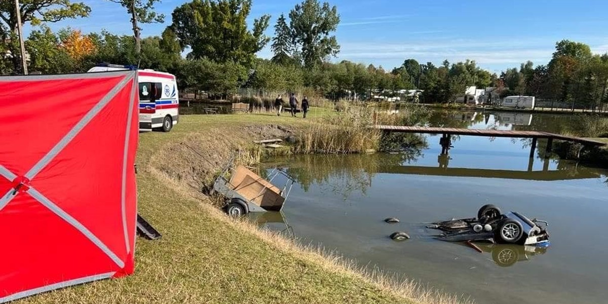 Ze stawu wystawały koła. Samochód nie był pusty. Tragedia pod Kętrzynem.