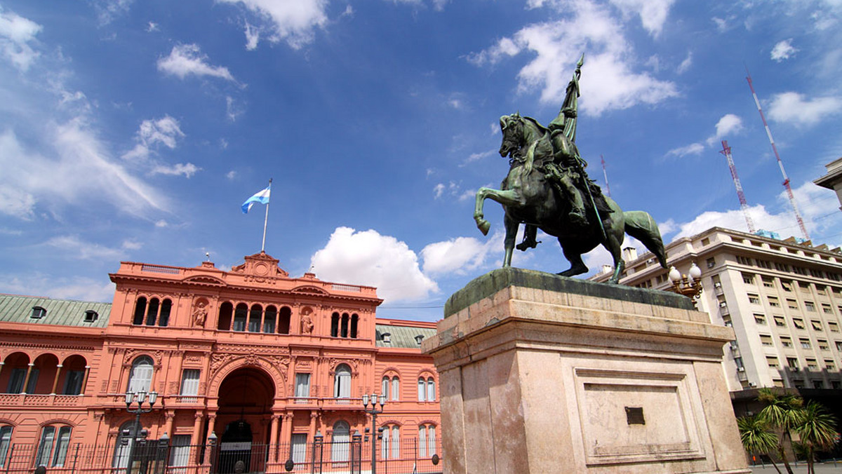Przez pięć dni Argentyna hucznie obchodziła dwusetną rocznicę rewolty przeciw Hiszpanom, która przyniosła krajowi niepodległość. Kulminacją uroczystości była wielka parada, która przeszła przez Buenos Aires 25 maja.