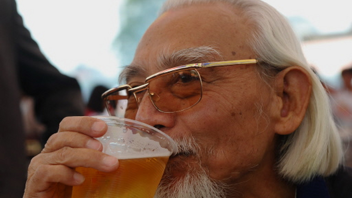 Lojalność 94-letniego piwosza z hrabstwa Lancashire w północno-zachodniej Anglii, który w swoim ulubionym pubie bywa regularnie od 76 lat, została doceniona - właściciele zapowiedzieli, że do końca życia będą mu stawiać jego ulubiony trunek - podaje BBC.