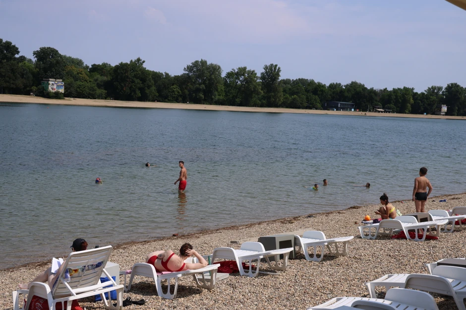 Kada su ležaljke u pitanju, u većini barova su besplatne uz piće.