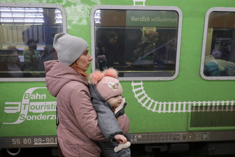 Uchodźcy z Ukrainy na Dworcu Centralnym w Warszawie przed odjazdem pociągu specjalnego do Monachium