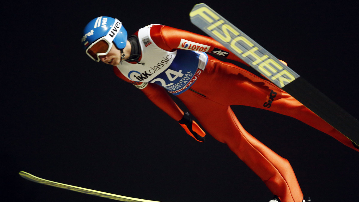 Po pierwszej serii konkursu drużynowego w Klingenthal reprezentacja Polski znajduje się na czwartym miejscu. Szanse na podium są jednak bardzo duże - nasza strata do Japończyków i Niemców jest niewielka. Odskoczyli niespodziewanie Słoweńcy, którzy znajdują się na prowadzeniu.