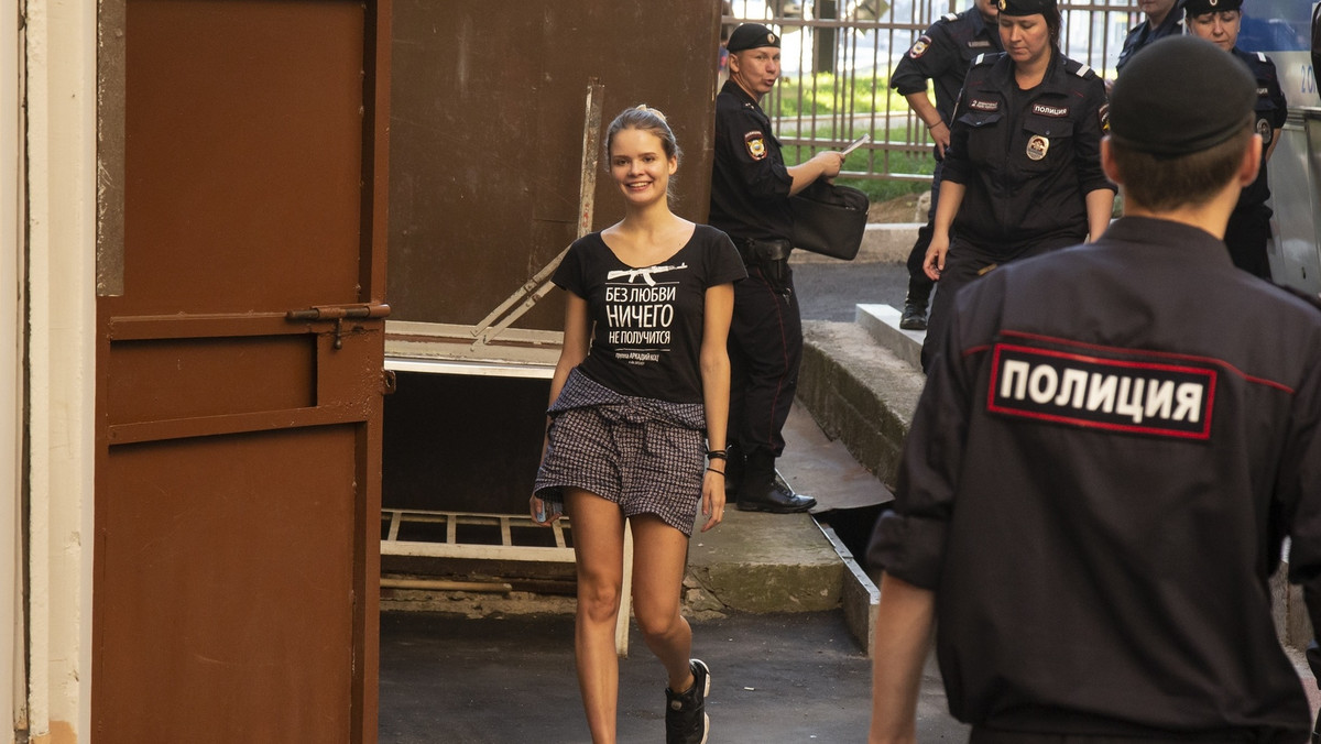 Aktywiści Pussy Riot, Weronika Nikułszyna i Piotr Wierziłow, zostali zatrzymani przez policję w niedzielę, na kiedy zaplanowano protesty w Moskwie ws. reformy emerytalnej. Nikułszyna została zatrzymana w areszcie aż do przesłuchania przed sądem, które ma odbyć się dzisiaj. - To pokłosie naszej mundialowej akcji z lipca - odpowiadają inni członkowie grupy.