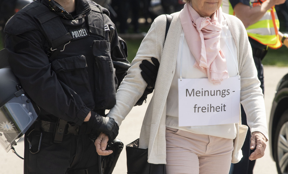 Protest w Niemczech przeciwko obostrzeniom mającym powstrzymać pandemię koronawirusa. Munich