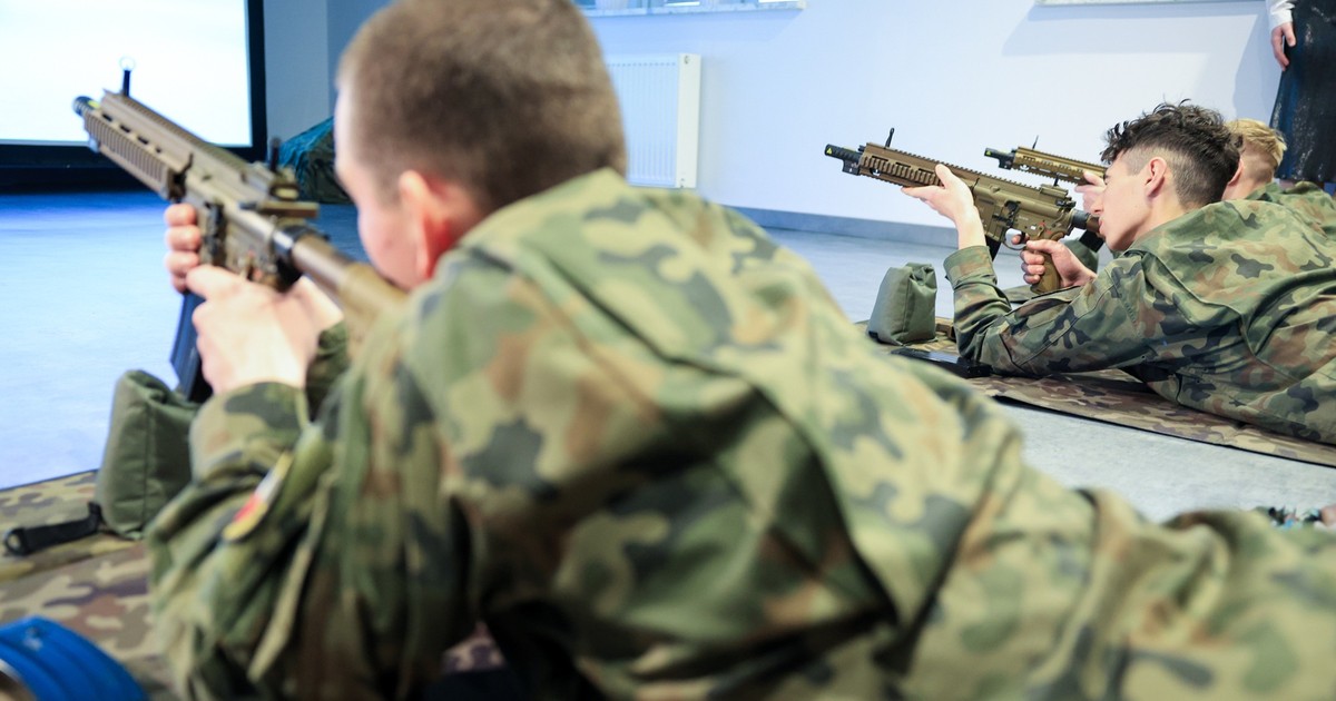 Otwarcie wirtualnej strzelnicy na Woli. Młodzież z klas mundurowych ma gdzie ćwiczyć