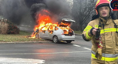 Potężna kraksa na Ochocie. Najpierw się zderzyły, a potem zapaliły. Strażacy w akcji