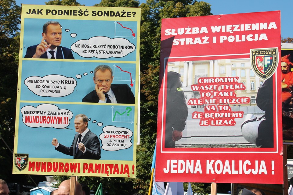 Protest związkowców przed parlamentem