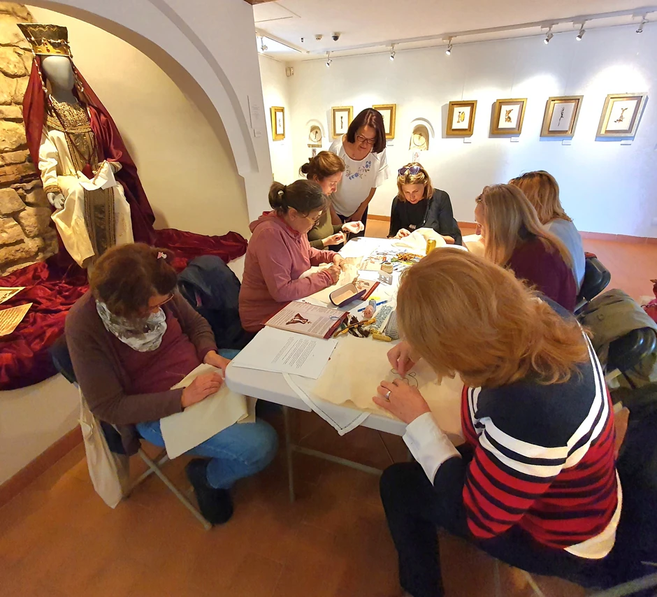 Radionice veza na izložbi Zlatne niti ćirilice