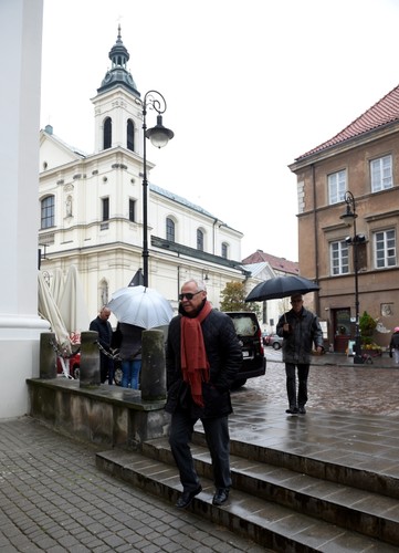 Aktor Marek Kondrat przed wejściem do kościoła
