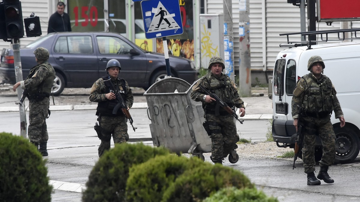 Macedonia oskarżyła dzisiaj "zbrojną grupę z sąsiedniego kraju" o planowanie "ataku terrorystycznego" i zranienie czterech macedońskich policjantów w trakcie wymiany ognia z siłami porządkowymi. Stan trzech rannych jest ciężki.